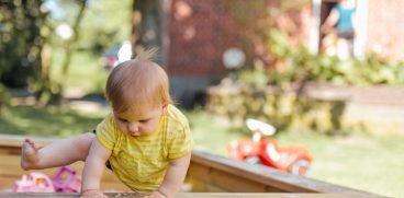 Dezvoltarea fizica si motorie a copilului (10-12 luni) | Demamici.ro