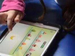 Autismul virtual, boala copiilor uitati la televizor! Cat de periculoase sunt device-urile pentru copiii sub 2 ani! VIDEO