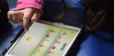 Autismul virtual, boala copiilor uitati la televizor! Cat de periculoase sunt device-urile pentru copiii sub 2 ani! VIDEO