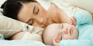 Avantajele co-sleeping-ului – motivele pentru care am ales sa dorm cu bebelusul in acelasi pat