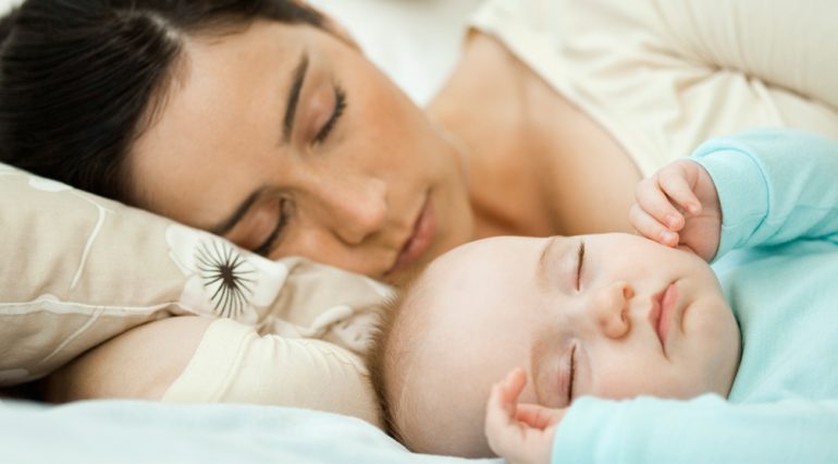 Avantajele co-sleeping-ului – motivele pentru care am ales sa dorm cu bebelusul in acelasi pat