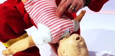 Masuri de prim ajutor pentru bebelusi! Manevrele care ii pot salva viata! EXEMPLIFICARE VIDEO