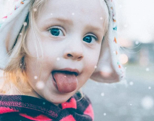 Joaca in zapada, mituri! Copilul raceste de la frig sau daca mananca zapada? | Demamici.ro