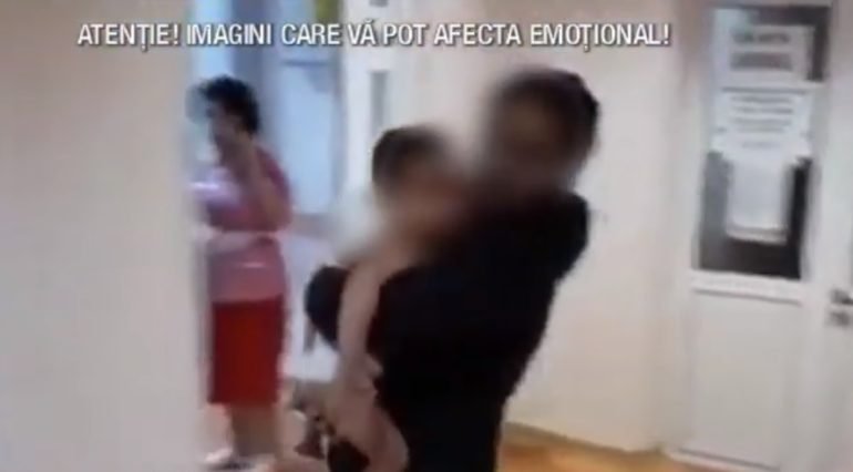 Un baietel a ajuns la spital cu arsuri grave pe mana si umar! Tatal si-a iesit din minti cand a vazut atitudinea cadrelor medicale – VIDEO | DEMAMICI.RO