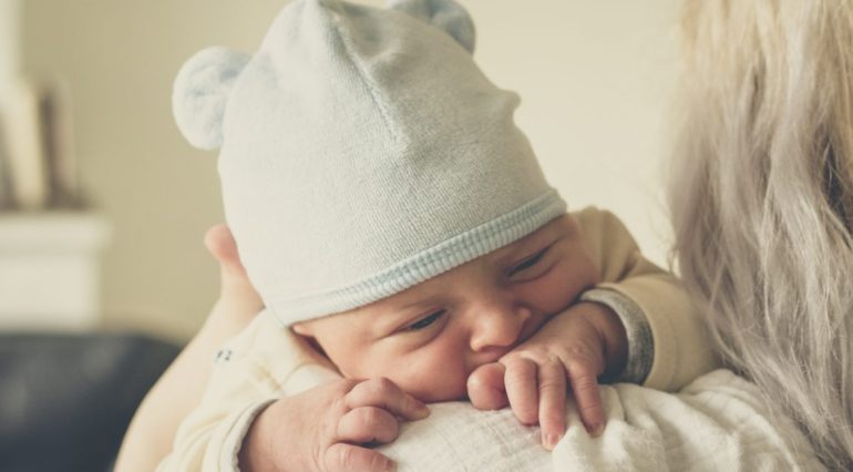 7 reguli pe care trebuie sa le respecti daca mergi in vizita la un nou-nascut