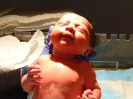 O asistenta de la NEONATOLOGIE de la o maternitate din Romania, dezvaluiri revoltatoare: „Bebelusii sunt sedati si indopati cu lapte praf ca sa taca!”