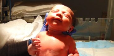 O asistenta de la NEONATOLOGIE de la o maternitate din Romania, dezvaluiri revoltatoare: „Bebelusii sunt sedati si indopati cu lapte praf ca sa taca!”