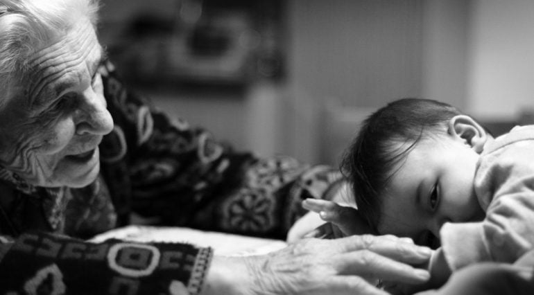 Bunicii care stau cu nepotii traiesc mai mult! Cercetatorii au dezvaluit si alte beneficii | Demamici.ro