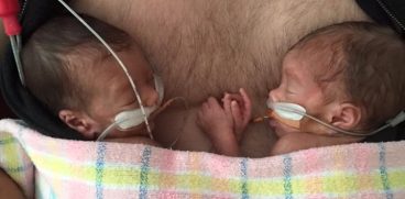 Gemeni, nascuti la 28 de saptamani, se tin de mana pe pieptul tatalui! Cata dragoste incape in inimioarele mici ale prematurilor VIDEO | Demamici.ro