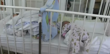 Atentie la viroze! Bebelusi bolnavi si mame chinuite, obligate sa doarma cu micutii in patuturi – imagini din spital | Demamici.ro