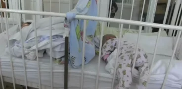 Atentie la viroze! Bebelusi bolnavi si mame chinuite, obligate sa doarma cu micutii in patuturi – imagini din spital | Demamici.ro