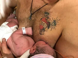 Un tata alapteaza, in timp ce mama se recupereaza dupa cezariana. Imaginile au devenit virale | Demamici.ro