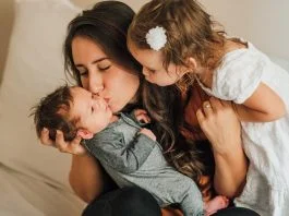 Tinutul in brate nu-i face pe copii alintati, ci sanatosi! Mamici, oferiti cat mai multa afectiune micutilor | Demamici.ro