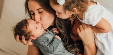 Tinutul in brate nu-i face pe copii alintati, ci sanatosi! Mamici, oferiti cat mai multa afectiune micutilor | Demamici.ro