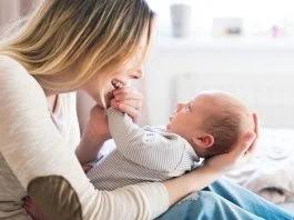 Bebelusii nu trebuie pupati pe manute! La ce pericol ii expunem | Demamici.ro