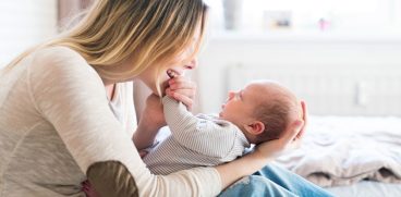 Bebelusii nu trebuie pupati pe manute! La ce pericol ii expunem | Demamici.ro