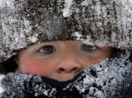 Fularul peste gura, pericol de imbolnavire | Demamici.ro