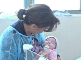 Parintii au aflat ca e bolnavioara si au abandonat-o in spital. Elena a devenit mama pentru micuta Alma: „Nu mai pot sa traiesc fara ea!”| Demamici.ro