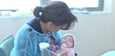 Parintii au aflat ca e bolnavioara si au abandonat-o in spital. Elena a devenit mama pentru micuta Alma: „Nu mai pot sa traiesc fara ea!”| Demamici.ro