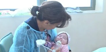 Parintii au aflat ca e bolnavioara si au abandonat-o in spital. Elena a devenit mama pentru micuta Alma: „Nu mai pot sa traiesc fara ea!”| Demamici.ro