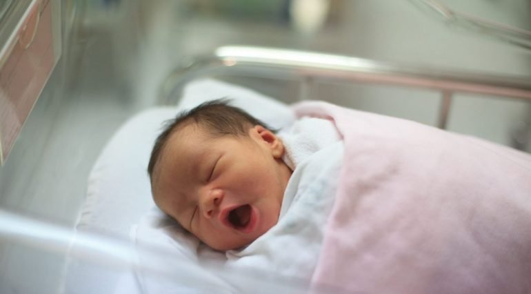 Instructaj obligatoriu pentru parinti! Nou-nascutul nu va putea fi scos din maternitate fara el | Demamici.ro