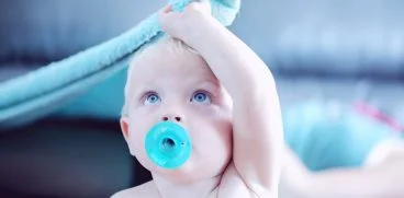 Obiceiul mamelor de a baga in gura suzeta copiilor inainte de a le-o da micutilor – Ce spun specialistii despre practica asta | Demamici.ro