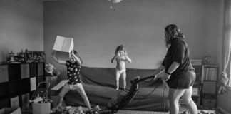 Ce inseamna sa fii mama in fotografii sincere! Fata nevazuta a maternitatii | Demamici.ro