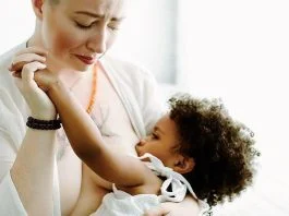 A fost fotografiata cand isi alapta fetita pentru ultima data! A renuntat la alaptare pentru a-si salva viata | Demamici.ro