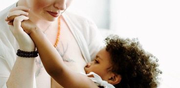 A fost fotografiata cand isi alapta fetita pentru ultima data! A renuntat la alaptare pentru a-si salva viata | Demamici.ro