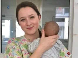 La 21 de ani a devenit mama voluntara pentru copiii abandonati intr-un spital din Romania: „Au nevoie mare de afectiune!” | Demamici.ro