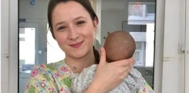 La 21 de ani a devenit mama voluntara pentru copiii abandonati intr-un spital din Romania: „Au nevoie mare de afectiune!” | Demamici.ro