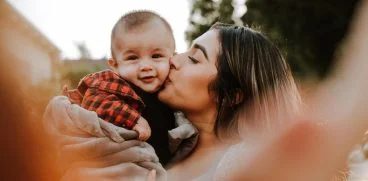 Nu poti iubi prea mult! Afectiunea pe care i-o arati copilului il ajuta sa se dezvolte armonios | Demamici.ro