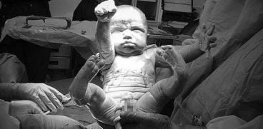 O intrare de Superman! Fotografia cu bebelusul supererou a fost facuta la cateva secunde dupa nastere si a devenit celebra | Demamici.ro