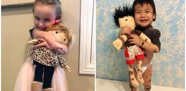 O femeie creeaza papusi pentru copiii bolnaviori. Jucariile arata exact ca ei. Fericirea micutilor speciali in 10 fotografii emotionante | Demamici.ro