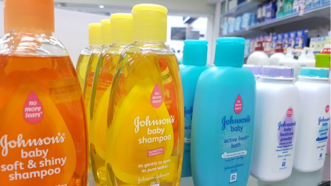 Produs pentru bebelusi Johnson & Johnson, contaminat cu azbest | Demamici.ro