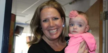 O mama si-a abandonat in spital fetita nascuta prematur. Avea doar 850 g si nimeni nu a vizitat-o niciodata. O asistenta i-a schimbat viata | Demamici.ro