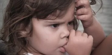 Copilul tau isi suge degetul? Iata ce spun specialistii | Demamici.ro