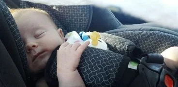 Nu folositi scaunele auto in casa. Bebelusul poate fi pus in pericol | Demamici.ro