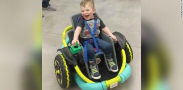 Un baietel de doi ani nu putea sa mearga. O echipa de robotica i-a construit o masinuta personalizata | Demamici.ro