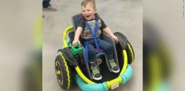 Un baietel de doi ani nu putea sa mearga. O echipa de robotica i-a construit o masinuta personalizata | Demamici.ro