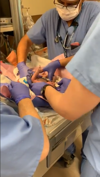 Doctorii i-au scapat fetita in cap, la nastere. Micuta avea doar 1474 g. Sotul a filmat momentul VIDEO | Demamici.ro