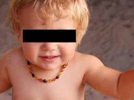 Un baietel, strangulat cu un colier de chihlimbar pentru calmarea durerii de dinti | Demamici.ro