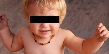 Un baietel, strangulat cu un colier de chihlimbar pentru calmarea durerii de dinti | Demamici.ro