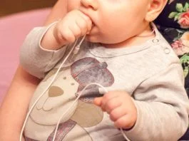 O fetita de 2 ani a murit electrocutata dupa ce a bagat incarcatorul de la telefon in gura | Demamici.ro