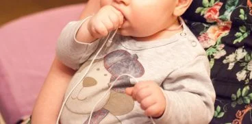 O fetita de 2 ani a murit electrocutata dupa ce a bagat incarcatorul de la telefon in gura | Demamici.ro