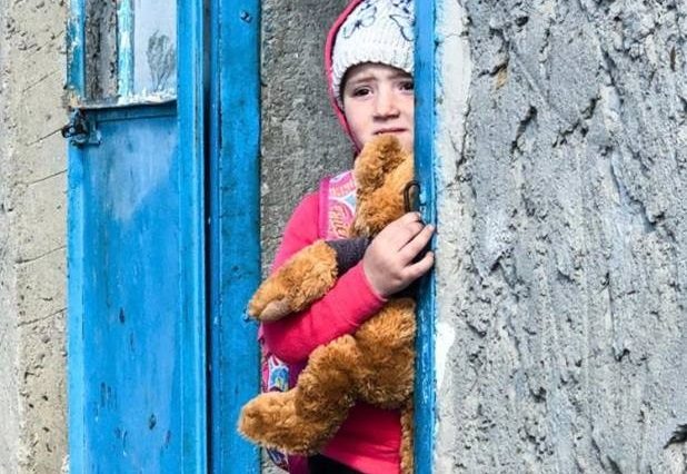 Politistii constanteni au adus zambetul pe buze in 43 de familii nevoiase. Povestea Georgianei | Demamici.ro