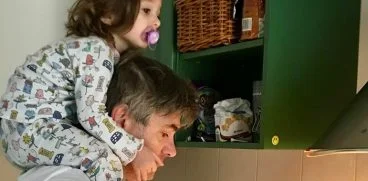 Scrisoarea unui tata celebru pentru fetita sa: „Am să te țin de mână doar când faci primii pași, apoi degetele noastre se vor lungi, vor aluneca unul peste celălalt și se vor desprinde” | Demamici.ro