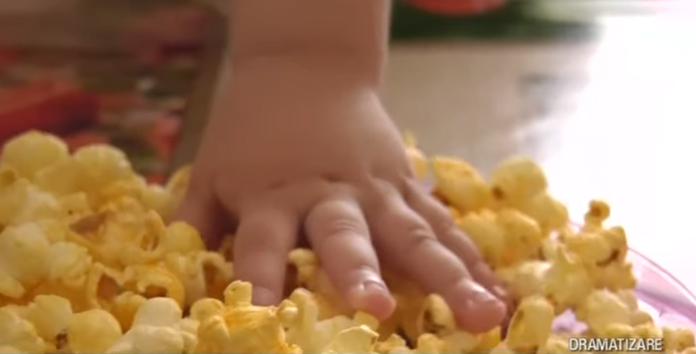 Un bebelus a murit dupa ce a mancat popcorn. Grauntele i-a perforat plamanul VIDEO| Demamici.ro