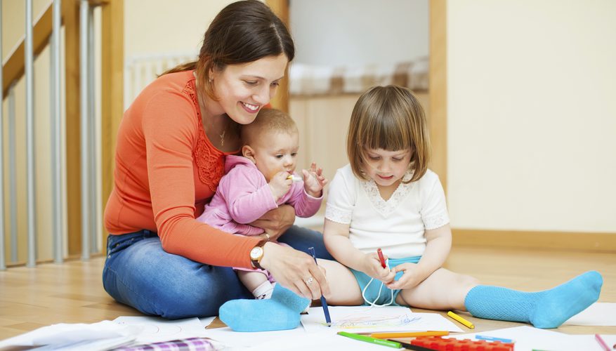 Mamele aflate in concediu de crestere copil vor putea sa castige mai multi bani - propunere legislativa | Demamici.ro
