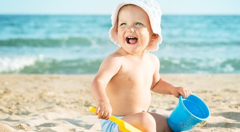 Riscurile expunerii la soare a bebelusilor. Cum sa-ti protejezi copilul vara | Demamici.ro